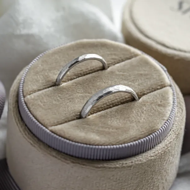 Gold hammered wedding rings BERGEN Image