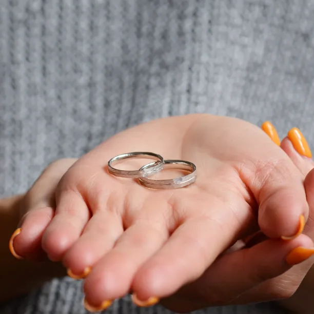 Elegant hammered wedding rings with line LADO Image