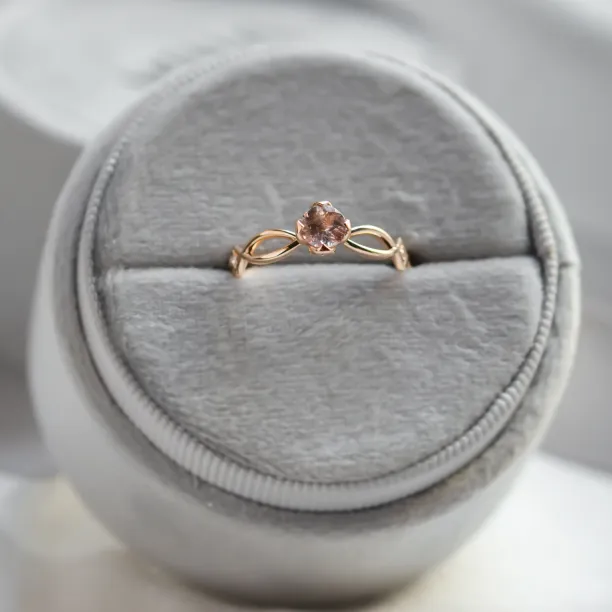 Solid gold Irish knot ring for women with strawberry quartz QUEENLY Image