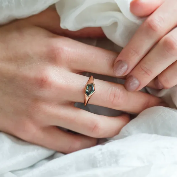 Original gold ring with an asymmetric teal sapphire TAYLOR Image