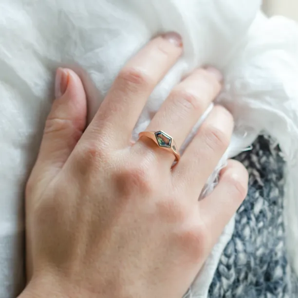 Original gold ring with an asymmetric teal sapphire TAYLOR Image