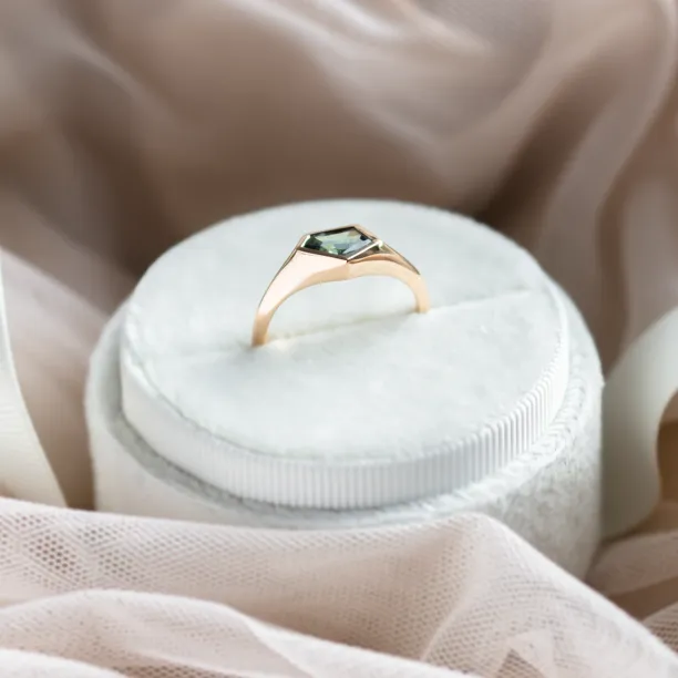 Original gold ring with an asymmetric teal sapphire TAYLOR Image