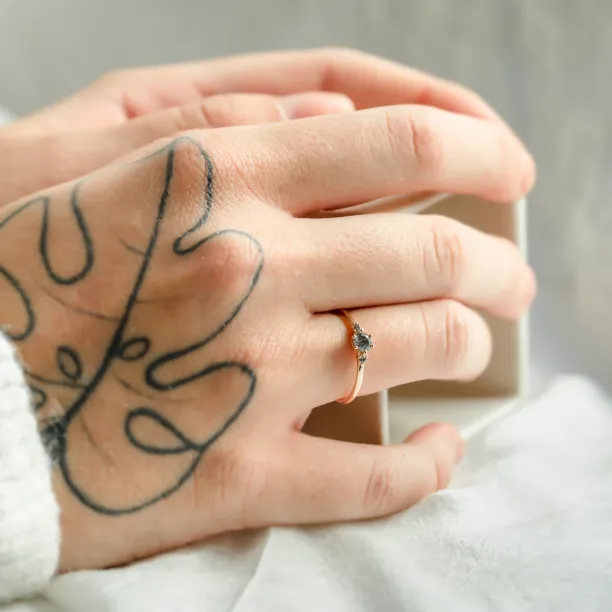 Minimalist engagement ring with salt and pepper diamonds TROIS Image