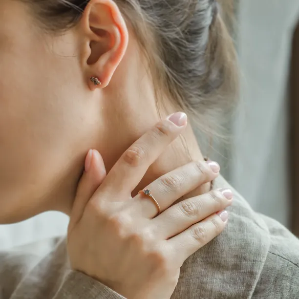 Minimalist salt and pepper and classic diamond ring FRANCO Image