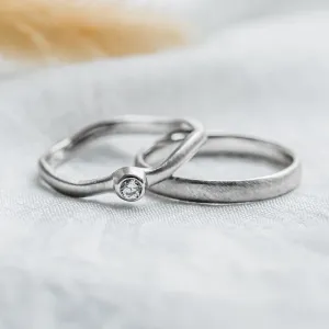 Curved wedding rings with diamond ONDA