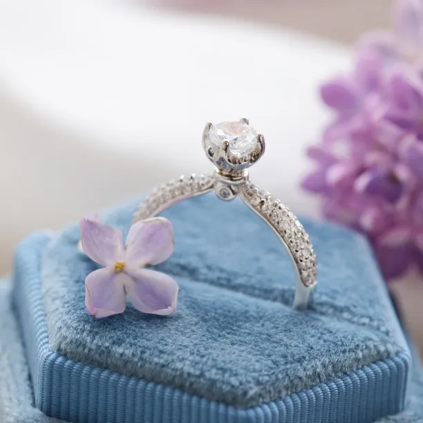 LIVKE classic gold diamond engagement ring Image