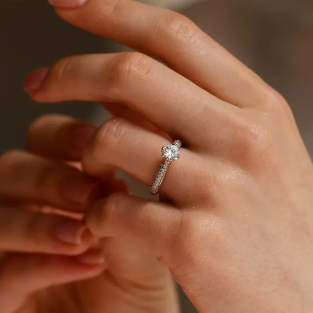 LIVKE classic gold diamond engagement ring Image