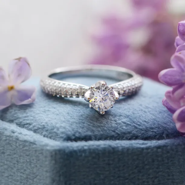 LIVKE classic gold diamond engagement ring Image