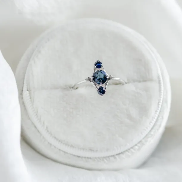 Gold ring with sapphires ANNE Image