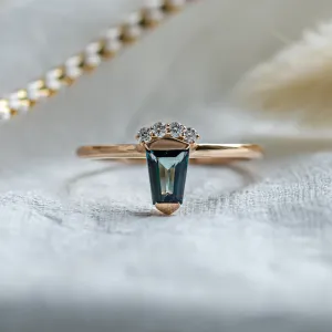 Unusual gold ring with teal sapphire and side diamonds AZRAQ Thumbnail