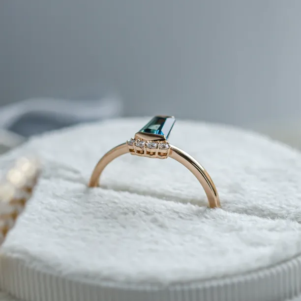 Unusual gold ring with teal sapphire and side diamonds AZRAQ Image