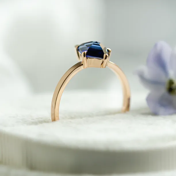 Gold ring with kite blue lab grown sapphire KODA Image