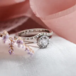 A gold ring with halo stones and diamonds HALOY Thumbnail
