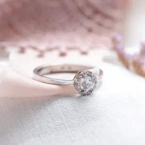 A gold ring with halo stones and diamonds HALOY Thumbnail