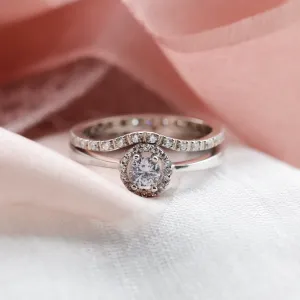 A gold ring with halo stones and diamonds HALOY Thumbnail