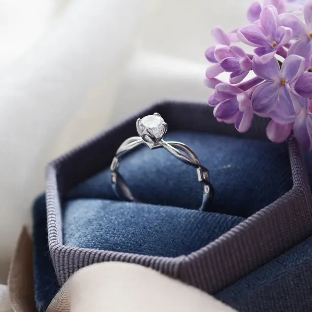 Gold entwined ring with diamond QUEENS Image