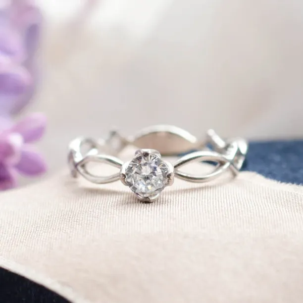 Gold entwined ring with diamond QUEENS Image