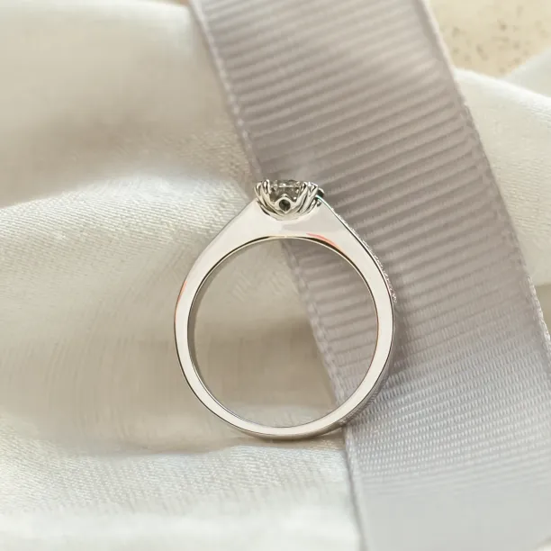 Gold ring with diamonds LOTE Image