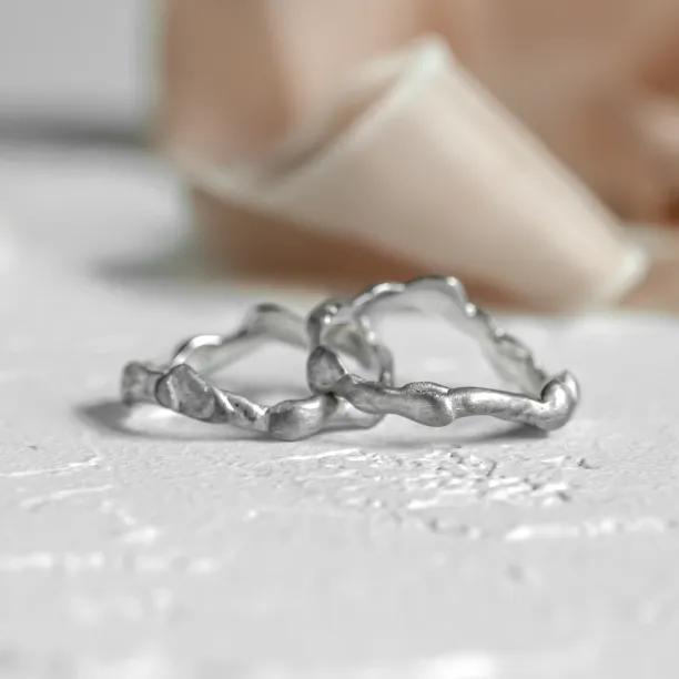 Curved wedding rings with diamond STIBI Image