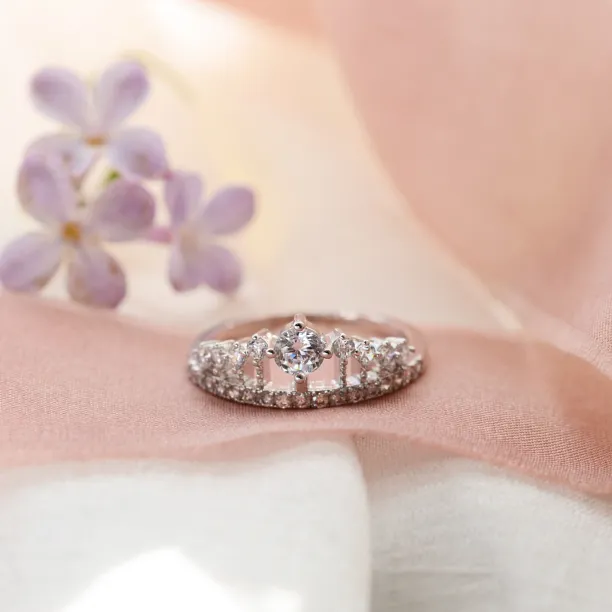 HEBO gold engagement ring in the shape of crown Image