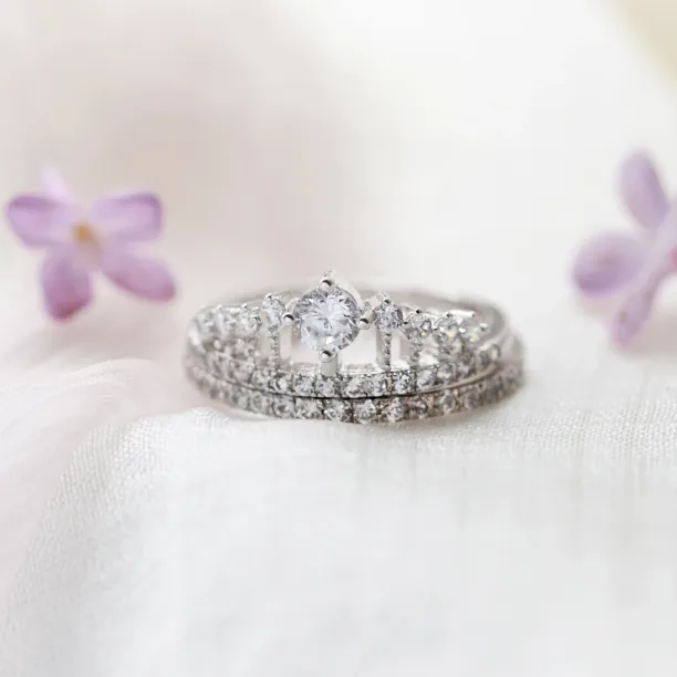 HEBO gold engagement ring in the shape of crown Image