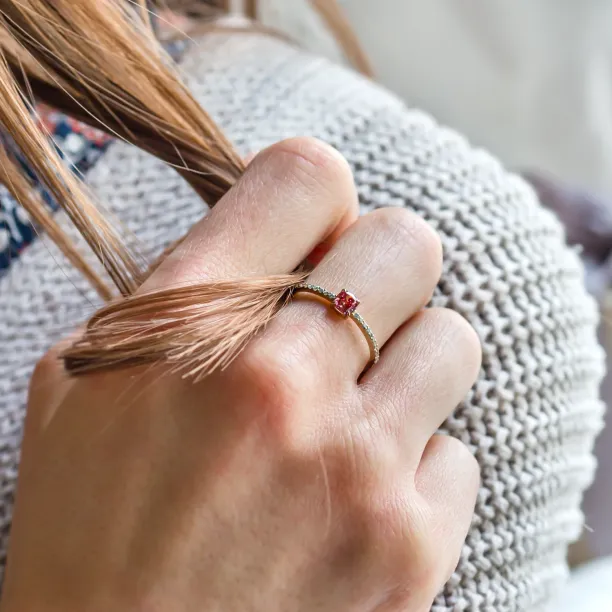 Engagement ring with pink lab grown diamond CORALINE Image