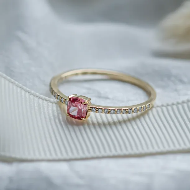 Engagement ring with pink lab grown diamond CORALINE Image