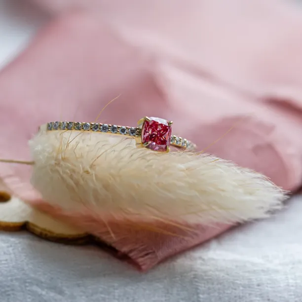 Engagement ring with pink lab grown diamond CORALINE Image