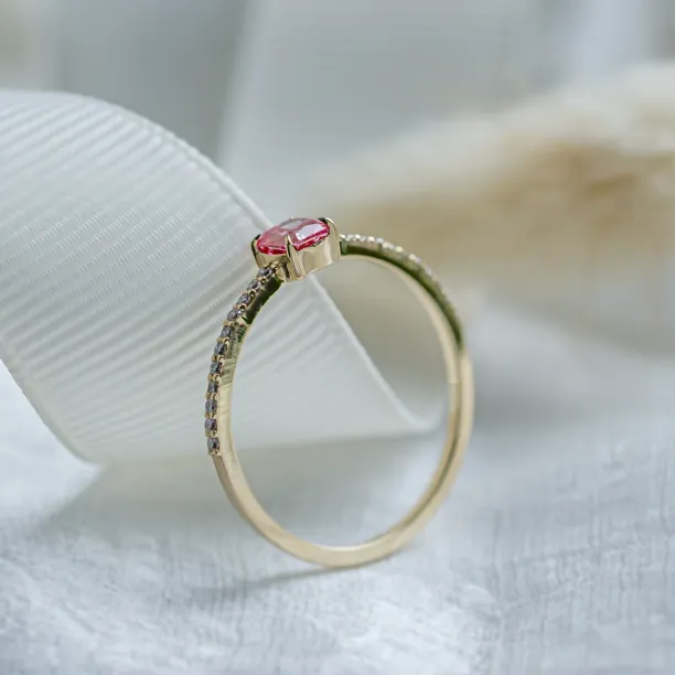 Engagement ring with pink lab grown diamond CORALINE Image