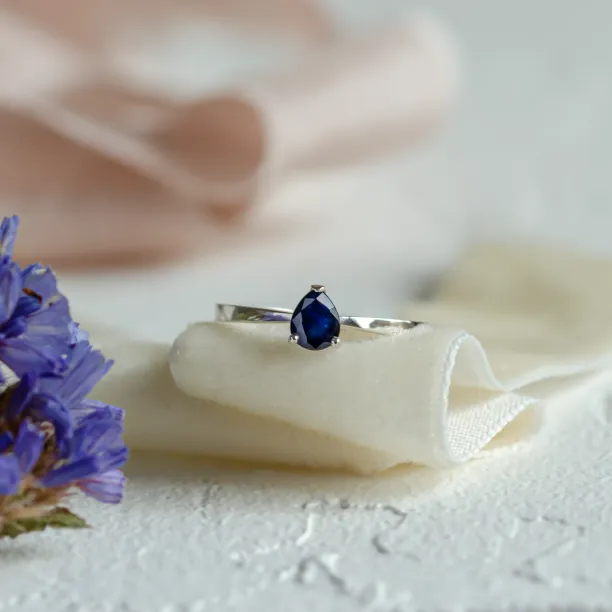 Engagement ring with blue sapphire LOUIS Image