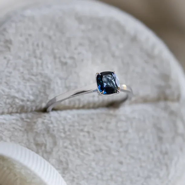 Gold ring with cushion blue sapphire NEEL Image