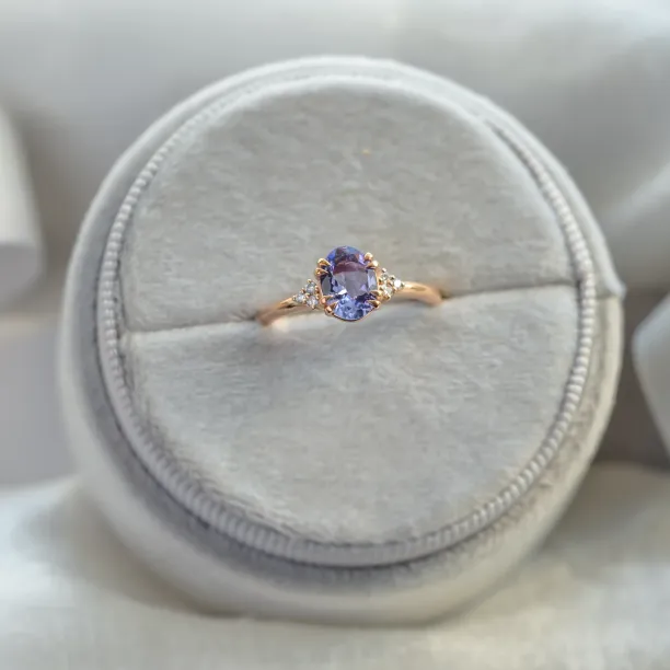 Tanzanite and diamond vintage ring BRIGHT Image