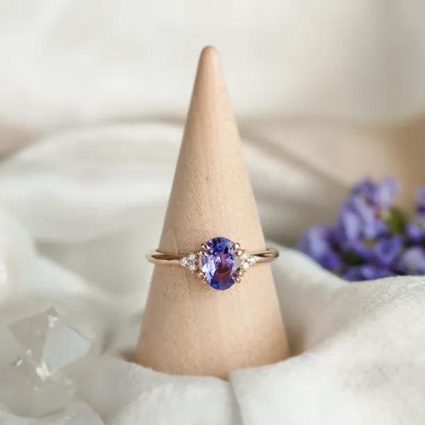 Tanzanite and diamond vintage ring BRIGHT Image