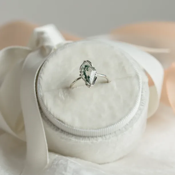 Original engagement ring with moss agate GIANA Image