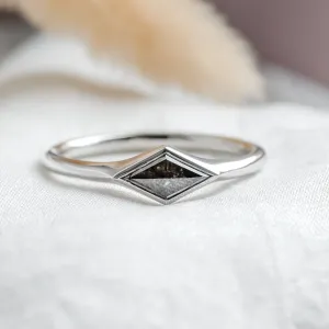Gold ring with horizontal kite salt and pepper diamond SHAFT