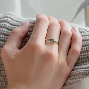 Unusual ring with salt'n'pepper diamond ARROW