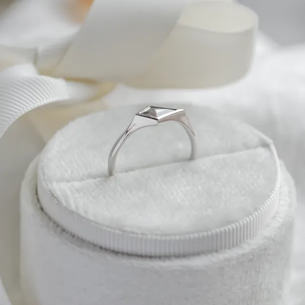 Unusual ring with salt'n'pepper diamond ARROW Image