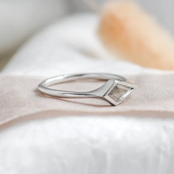 Unusual ring with salt'n'pepper diamond ARROW Image