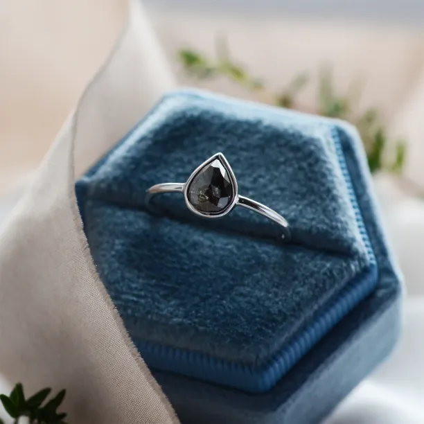 Minimalist pear salt'n'pepperr diamond ring EUFRASIO Image