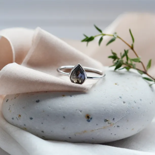 Minimalist pear salt'n'pepperr diamond ring EUFRASIO Image