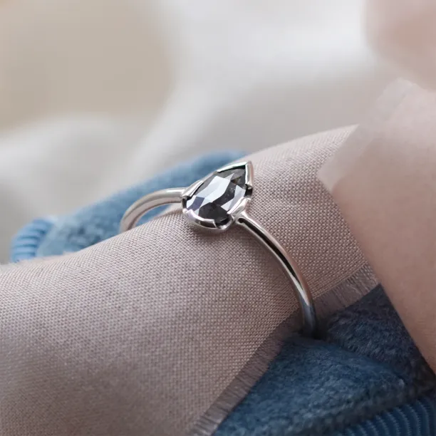 Unusual engagement ring with salt'n'pepper diamond GARDA Image