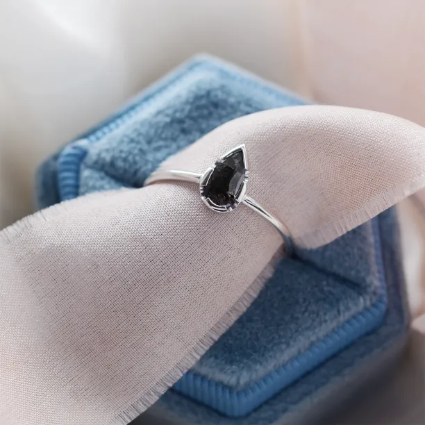 Unusual engagement ring with salt'n'pepper diamond GARDA Image