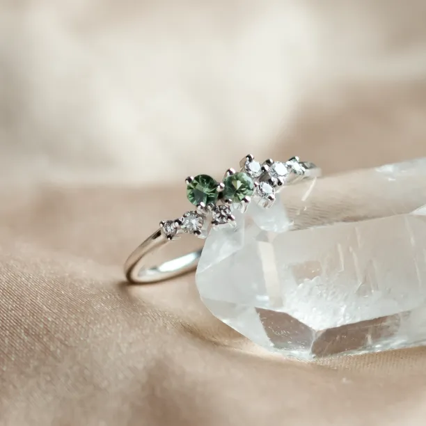 Diamond and green sapphire gold cluster ring CLARIX Image