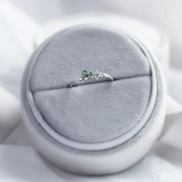 Diamond and green sapphire gold cluster ring CLARIX Image