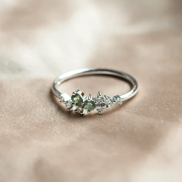 Diamond and green sapphire gold cluster ring CLARIX Image
