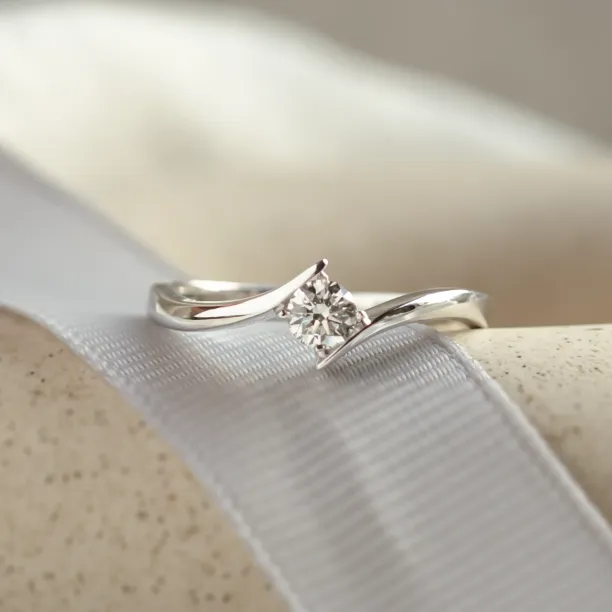 Gold engagement ring with lab-grown diamond GRESIA Image