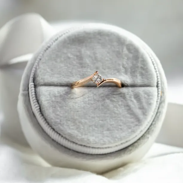 Gold engagement ring with lab-grown diamond GRESIA Image