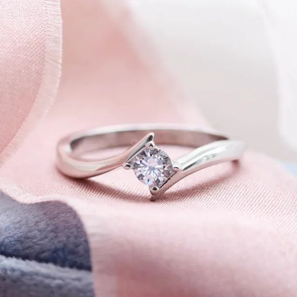 Gold engagement ring with lab-grown diamond GRESIA Image