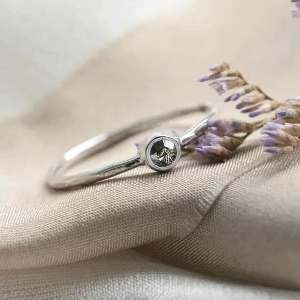 Minimalist bezel salt´n´pepper ring IONA Image