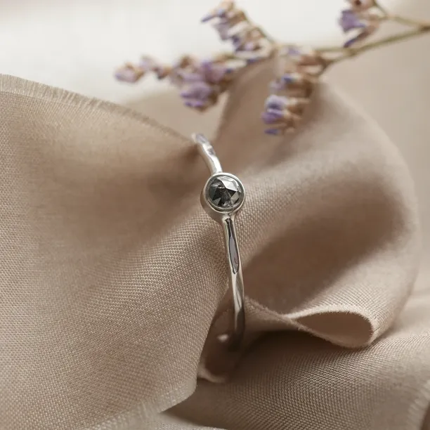 Minimalist bezel salt´n´pepper ring IONA Image